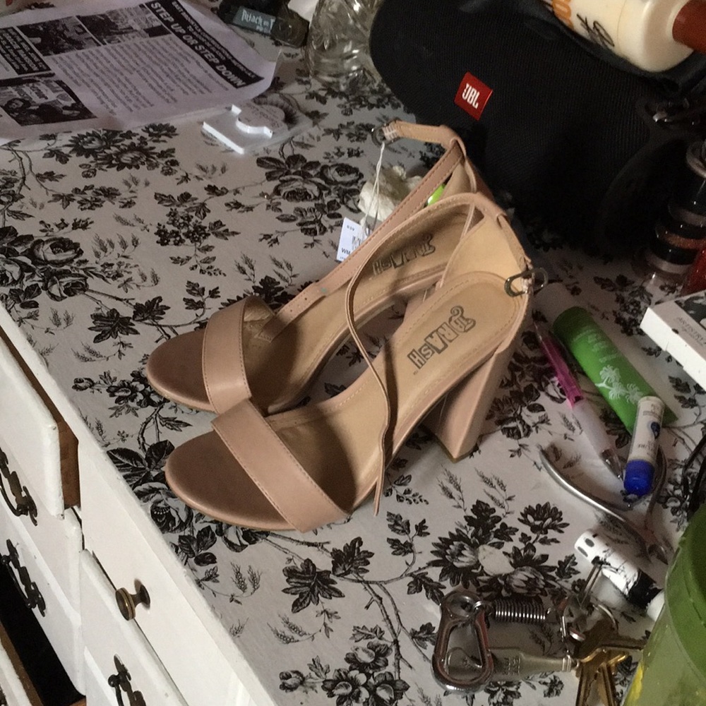 Heels - Picture 3 of 3